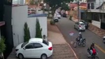 Homem tem moto roubada enquanto estacionava; veja vídeo