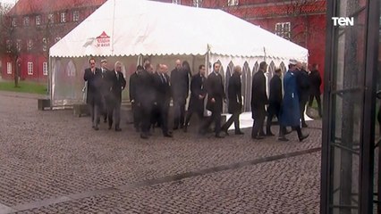 الرئيس السيسي يضع إكليلا من الزهور على النصب التذكاري في الدنمارك