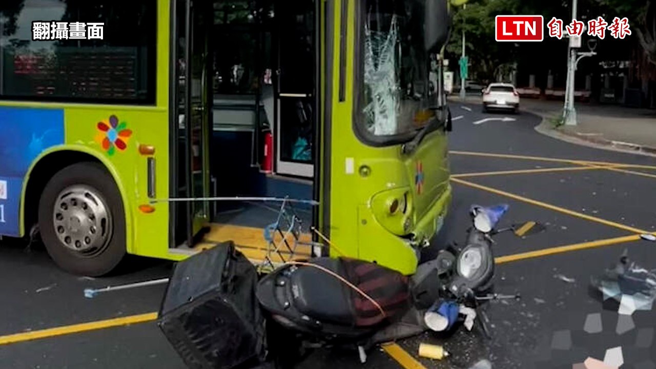 騎機車撞到公車車身 台北70歲翁噴飛傷重不治（翻攝畫面）