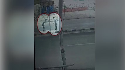 सड़क पर मजाक करना पड़ा भारी, कैम्पर की चपेट से युवक घायल