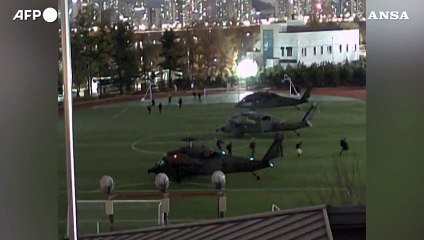 Caos a Seul, l'esercito sudcoreano prende d'assalto il Parlamento