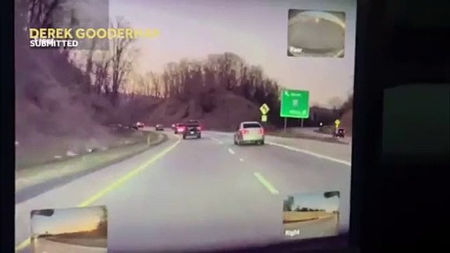 Pila de maderas de un camión se desploma y aplasta un vehículo en una carretera de Estados Unidos 