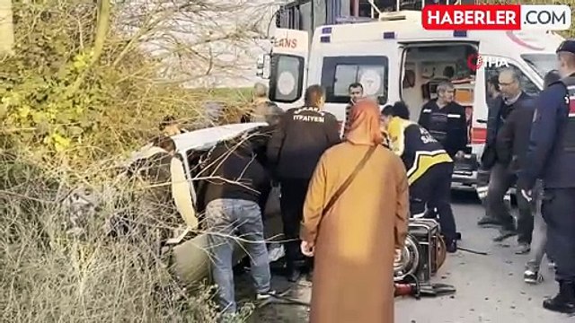 Sakarya'da Kamyon ile Otomobil Kafa Kafaya Çarpıştı: 2 Ağır Yaralı