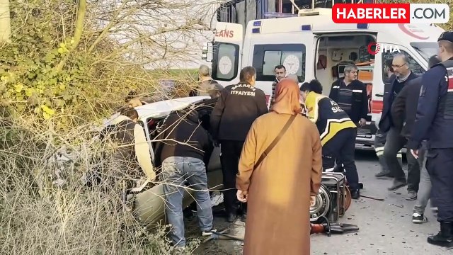 Sakarya'da Kamyon ile Otomobil Kafa Kafaya Çarpıştı: 2 Ağır Yaralı