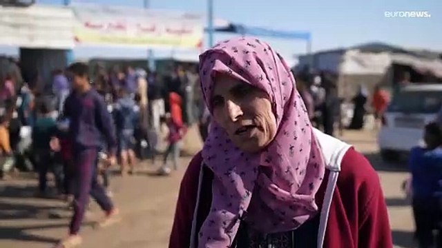 إذا أكل الأطفال، فهذا يكفي .. نازحون في خان يونس يقفون في طوابير طويلة للحصول على الطعام