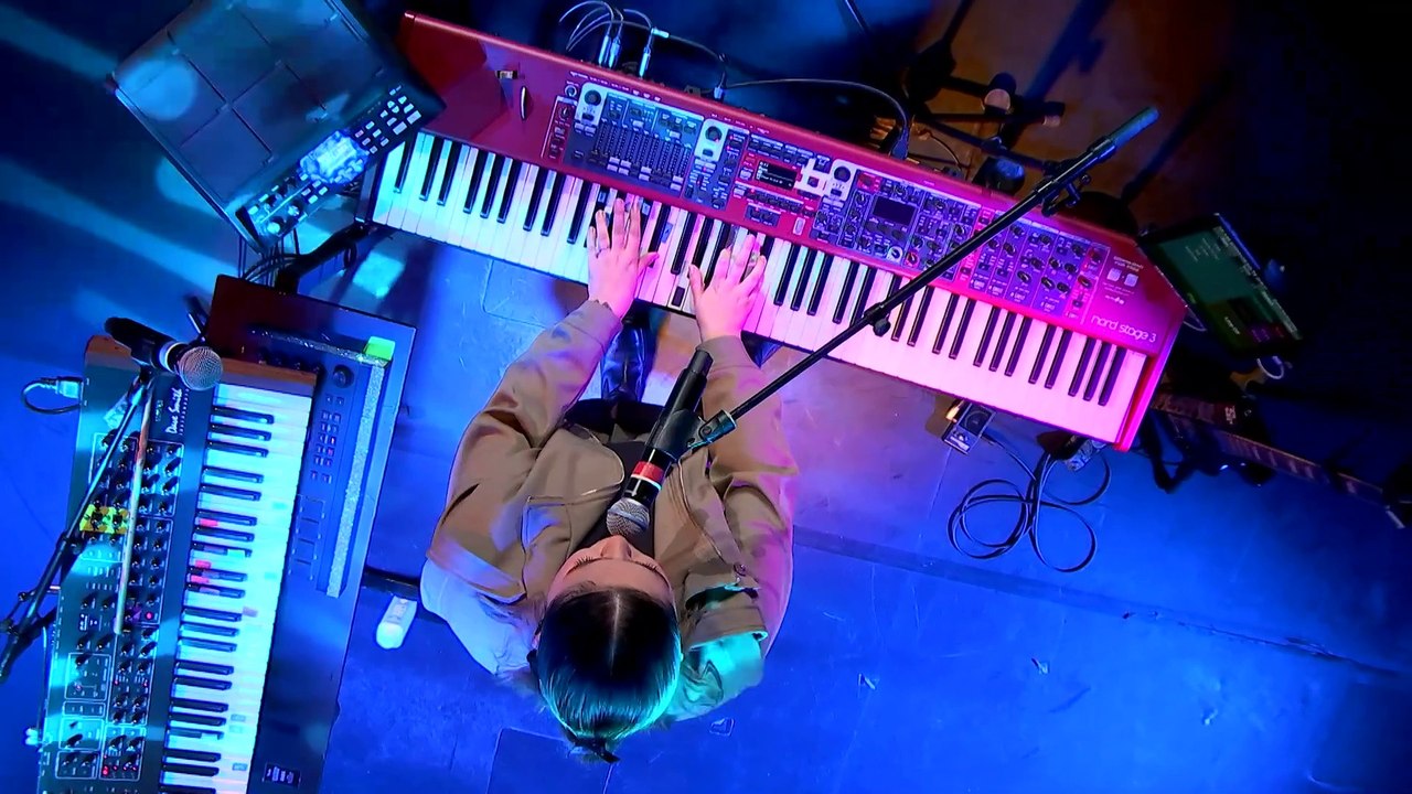 Louane - Donne moi ton coeur (Live) - Le Grand Studio RTL