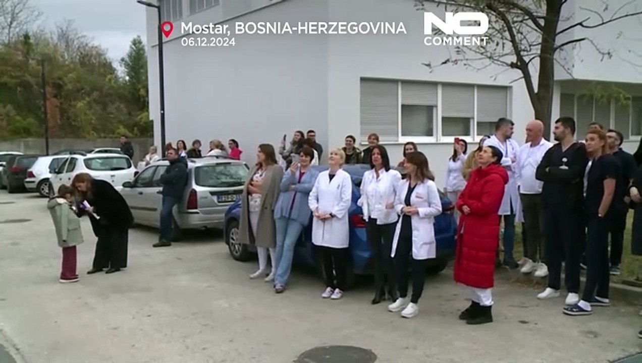 Wall climbing Santa meets sick children