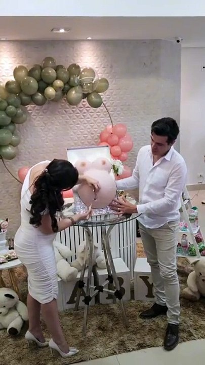 Mulher simula cesariana em bolo de chá revelação e viraliza