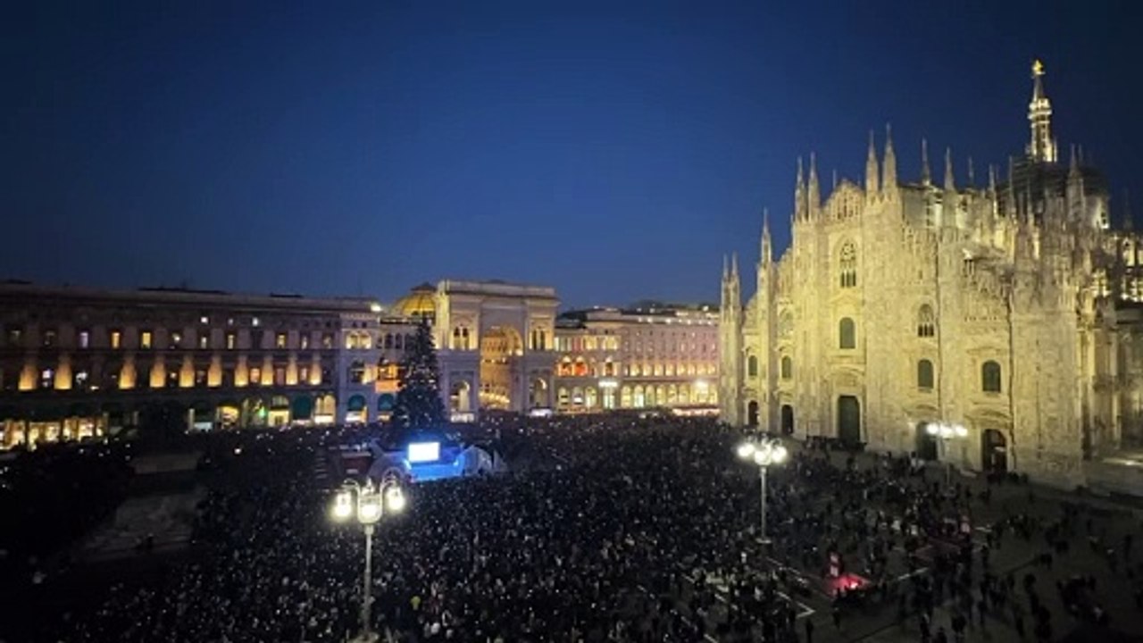 Acceso l'albero di Natale in piazza Duomo: "Mai cos? tanta gente"