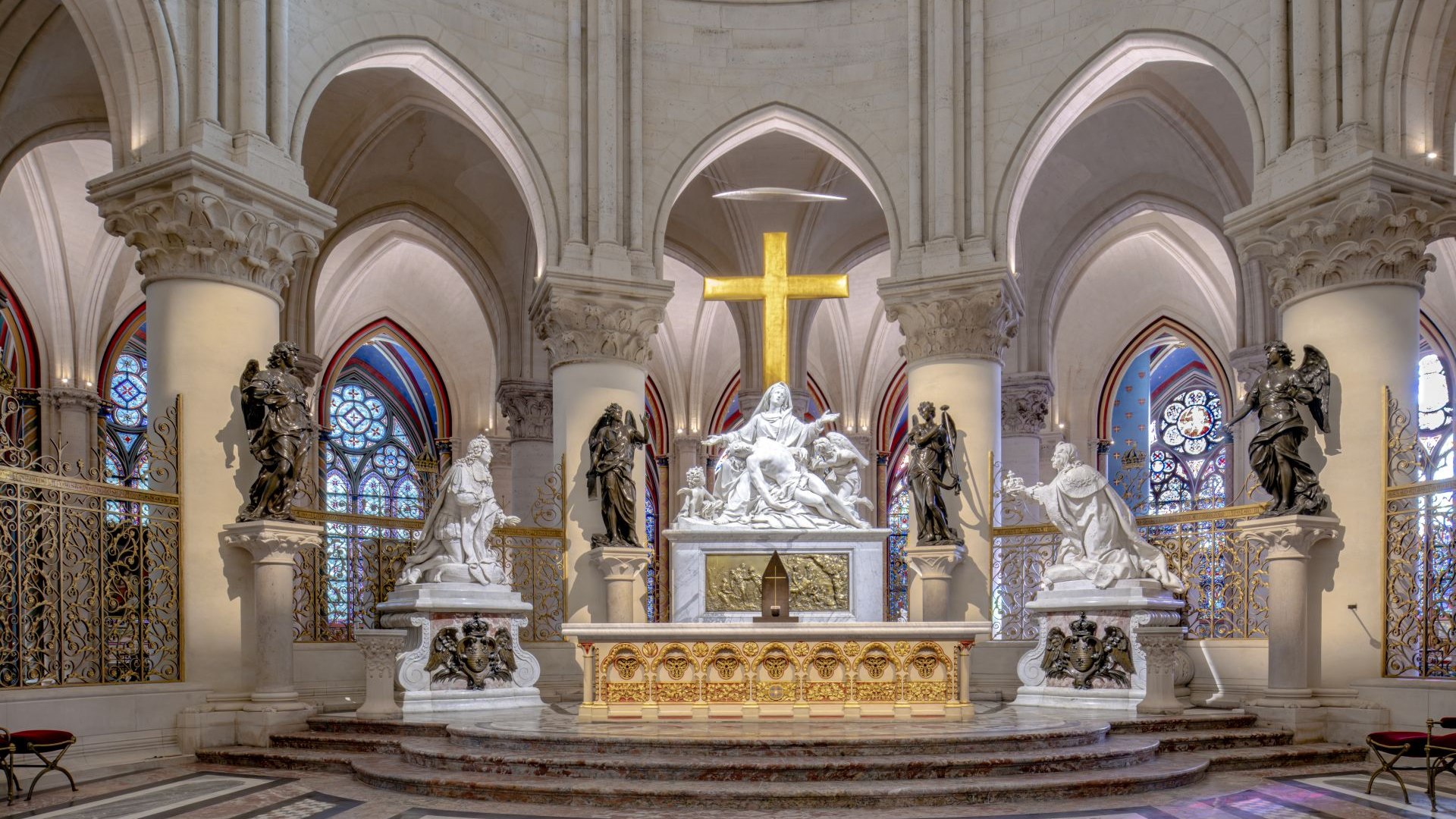 Notre-Dame renace. La catedral de Par�s se prepara para su esperada reapertura.  El interior, que est� vac�o salvo por algunos operarios, transmite una atm�sfera casi m�gica, mientras un �rgano resuena en un ensayo para la ceremonia que marcar� su reapertura oficial. Este emblem�tico templo, devastado por el incendio de 2019, renace como un espacio luminoso, renovado y m�s sagrado que nunca, convirti�ndose nuevamente en s�mbolo de esperanza para Francia.

Philippe Jost, responsable del organismo encargado de la reconstrucci�n, destaca que la catedral ofrece ahora una perspectiva �nica: "Nunca hemos tenido una visi�n tan clara de Notre-Dame, ni siquiera antes de la restauraci�n de Viollet-le-Duc en 1845. Ahora se asemeja mucho m�s a c�mo fue concebida en la Edad Media".

A pocos d�as de su inauguraci�n oficial, que contar� con la presencia de Emmanuel Macron, los �ltimos preparativos est�n en marcha. Este s�bado, el templo abrir� sus puertas al p�blico, seguido de la primera misa el domingo, un evento que simboliza el renacimiento de Notre-Dame, ahora m�s majestuosa y espiritual que nunca, tras a�os de meticulosa restauraci�n.