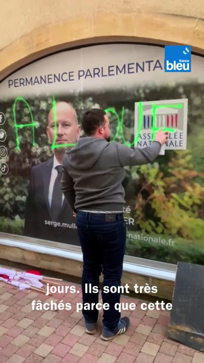 Des agriculteurs de Dordogne déversent du fumier devant la permanence des députés qui ont voté la motion de censure