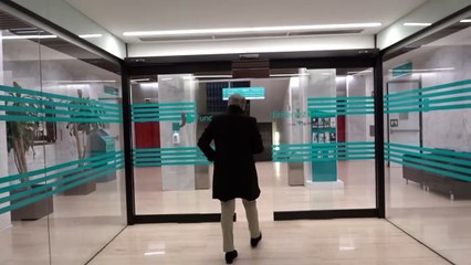 Alejandro Rubio visita a su hija Alejandra en el hospital para conocer a su bebé