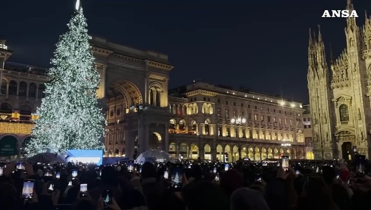 Milano-Cortina 2026, acceso l'albero di Natale in piazza Duomo