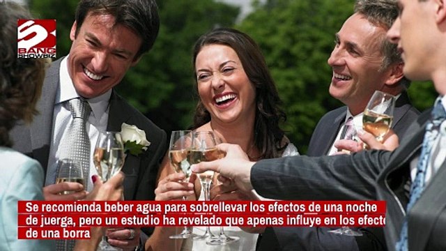 Beber agua no ayuda con la resaca