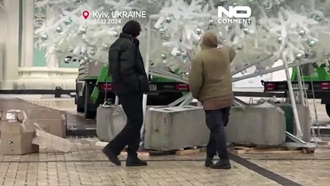 Weihnachtsbäume weltweit: in Kiew ganz weiß und in New York bunt