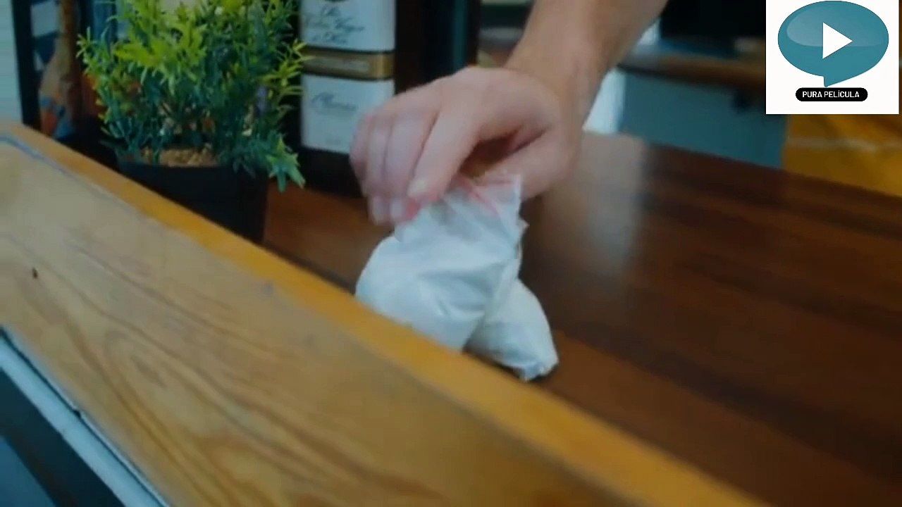 El hombre salva a un policía drama en latino