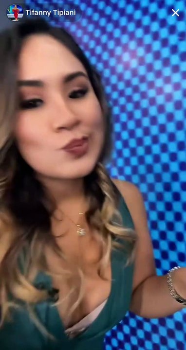 Tifanny Tipiani modelando su outfit El Dominical Panamerica TV - Live TikTok