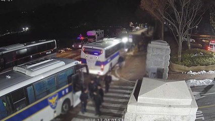 계엄군 쳐들어간 선관위에 경찰도 투입...일부 K-1 소총 무장 / YTN