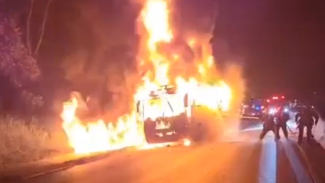 tn7-Bus que llevaba 45 pasajeros alza llamas en Ruta 32-061224