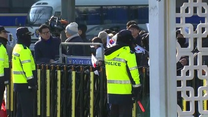 '탄핵 촉구' 국회 앞 촛불 집회...광화문에선 맞불 집회도 / YTN