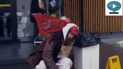 Millonario le da una lección a un indigente drama en latino