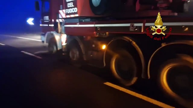 Incidente sulla E45, il camion trainato dall'autogru dei vigili del fuoco