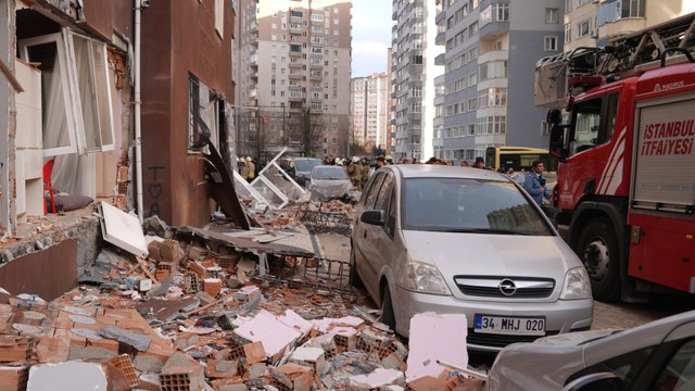 Beylikdüzü'nde, 14 katlı binanın giriş katındaki dairede patlama; o anlar kamerada