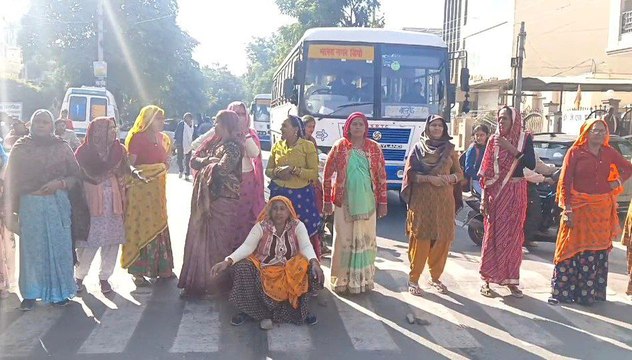 VIDEO: महिलाओं ने पानी की समस्या को लेकर लगाया जाम