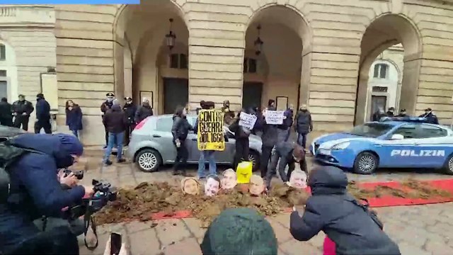 Prima della Scala, flash mob con il letame davanti al teatro