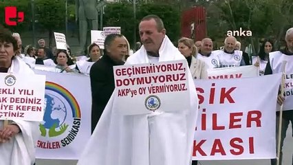 Emeklilerden kefenli eylem