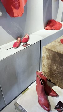 La marcia delle scarpette rosse