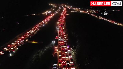 Şam yolunda tarihi görüntüler! Suriyeliler yola çıktı, araç kuyruğunun sonu görülmedi