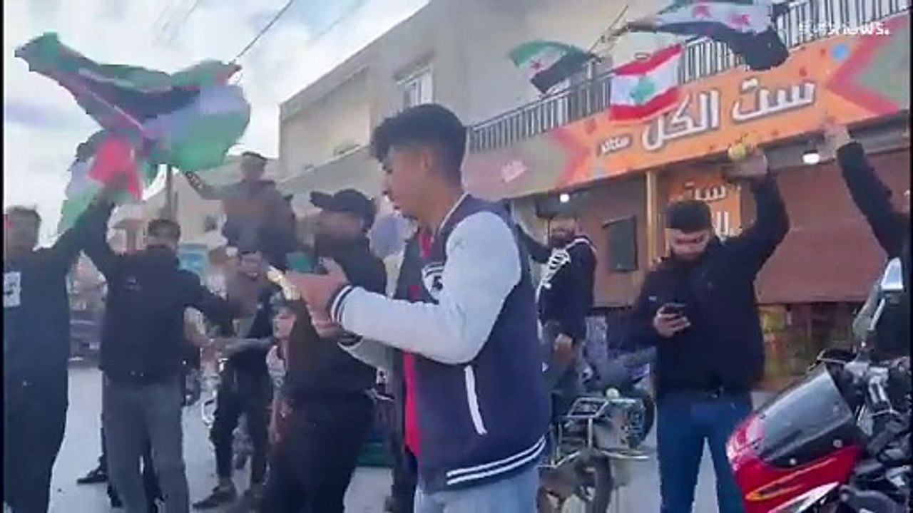 رقص وهتافات على الحدود اللبنانية.. السوريون يحتفلون بسقوط حكم عائلة الأسد بعد 50 عاماً