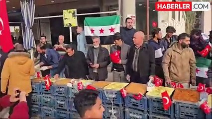 Osmaniye'de Suriyeli Esnaf, Beşar Esad'ın Düşüşünü Baklava ve Karanfil ile Kutladı