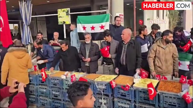 Osmaniye'de Suriyeli Esnaf, Beşar Esad'ın Düşüşünü Baklava ve Karanfil ile Kutladı