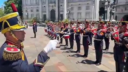 Javier Milei bailó al compás de la orquesta de granaderos