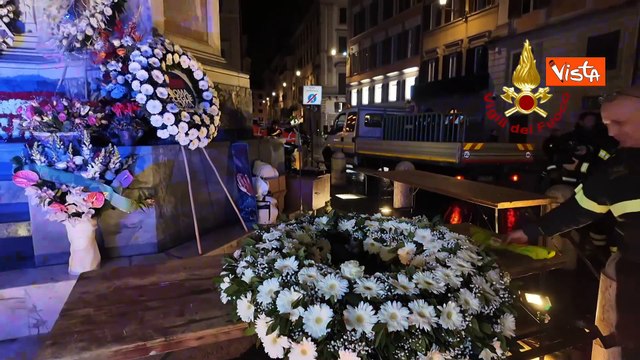 Omaggio alla Madonna dell?Immacolata dai Vigili del Fuoco, una corona di fiori tra le sue braccia