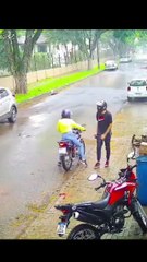 Homem rouba moto e deixa esposa cúmplice para trás; veja vídeo