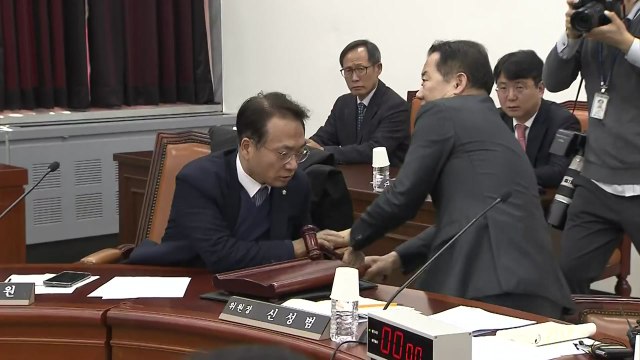 정보위 '비상계엄 질의' 공개 여부 놓고 파행...홍장원 불참 / YTN