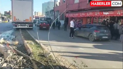 Tarsus'ta Tırın Kontrolden Çıkması Sonucu Kaza: Elektrik Direği Devrildi