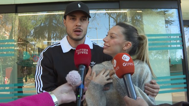 Carlo Costanzia y Alejandra Rubio posan tras dar la bienvenida al pequeño Carlo