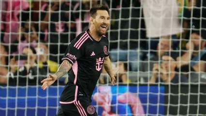 Messi reacciona a los himnos del Barcelona.mp4