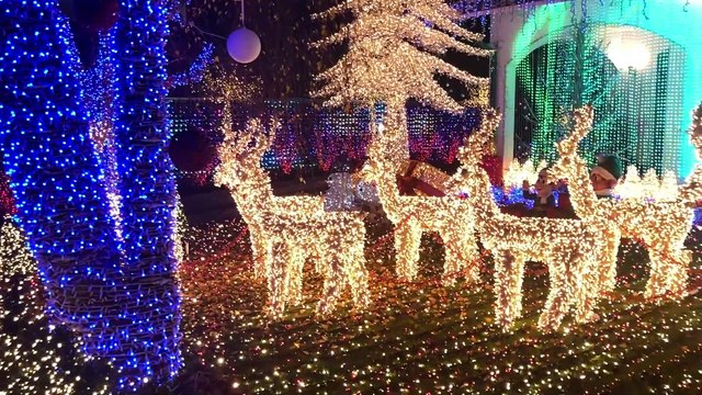 Si accende a Melegnano la casa di Babbo Natale: una gioia per gli occhi di grandi e piccoli