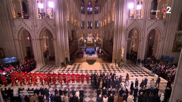 Longue ovation pour tous ceux ont oeuvré pour le sauvetage, la préservation et la restauration de Notre-Dame de Paris