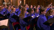 A 3 reprises, l’archevêque de Paris Mgr Ulrich frappe les portes de la cathédrale Notre Dame avec sa crosse épiscopale, pour en demander l'ouverture.