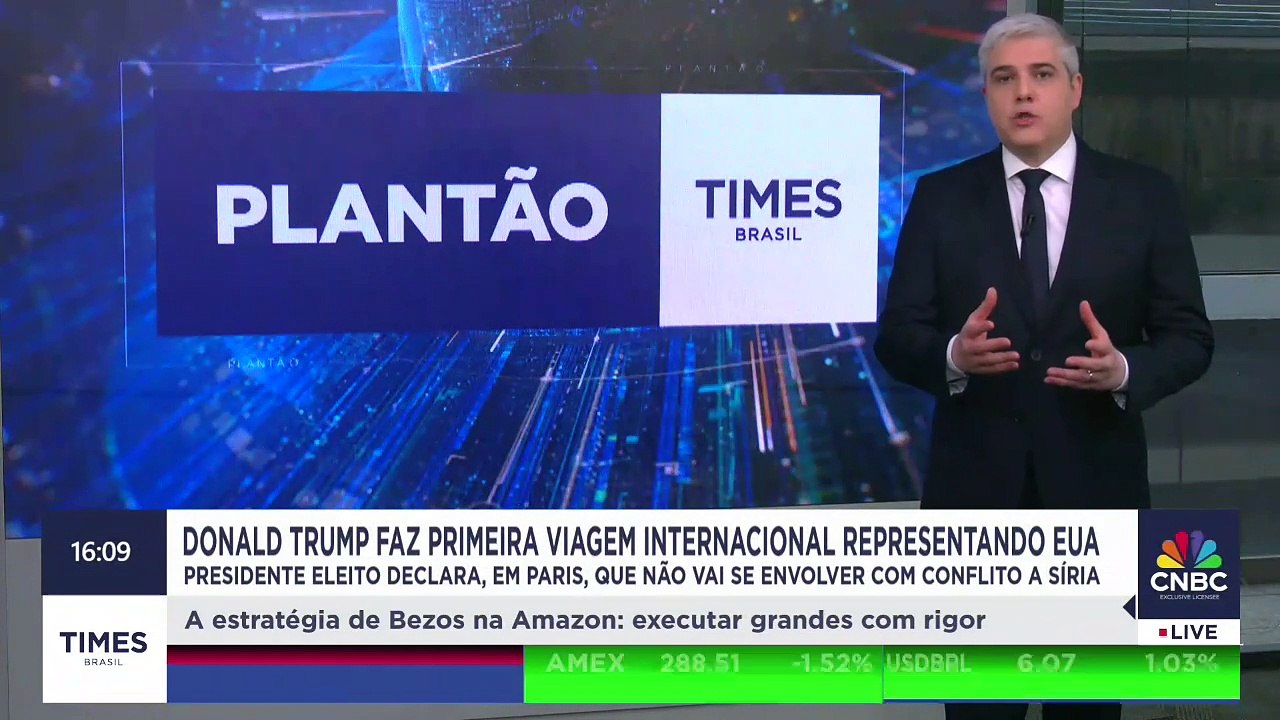 Manifestantes derrubam estátua do pai do chefe do regime da Síria