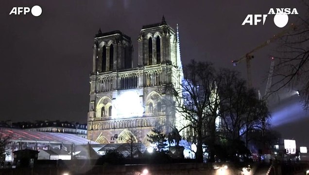Notre-Dame, il pubblico attorno alla cattedrale per la riapertura