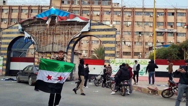 Rebeldes sírios se aproximam de Damasco; governo nega retirada das tropas e fuga de Assad