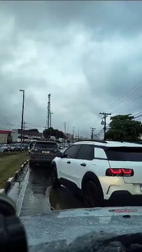 Alagamento provoca congestionamento em Lauro de Freitas