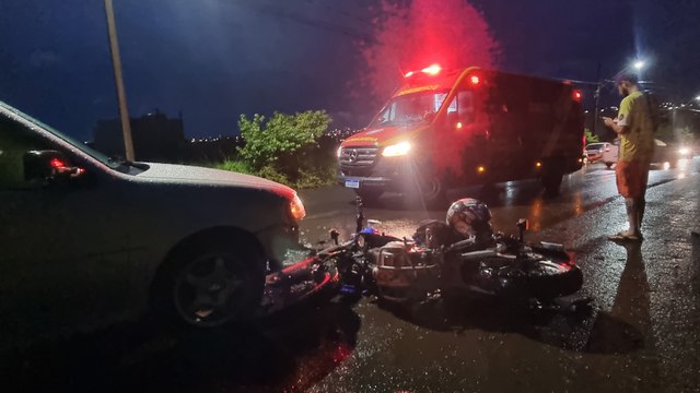 Homem sofre ferimento grave no braço após acidente entre carro e moto no Belmonte
